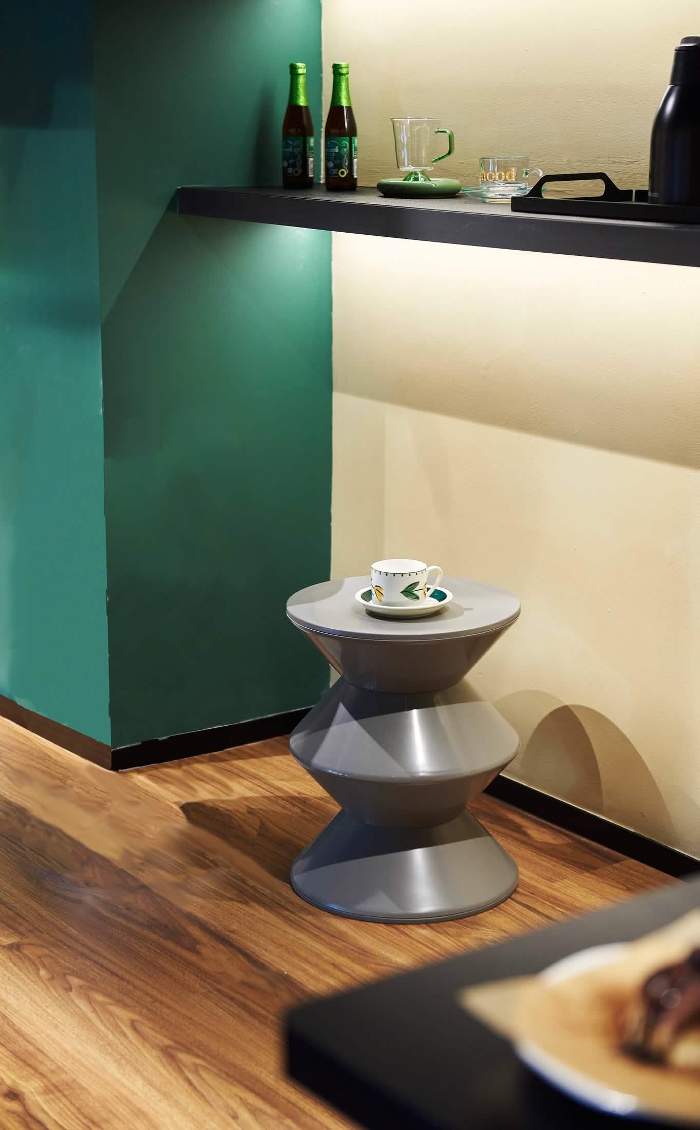 Aura Round Side Table in ABS Plastic With Contemporary Double - Hourglass Design