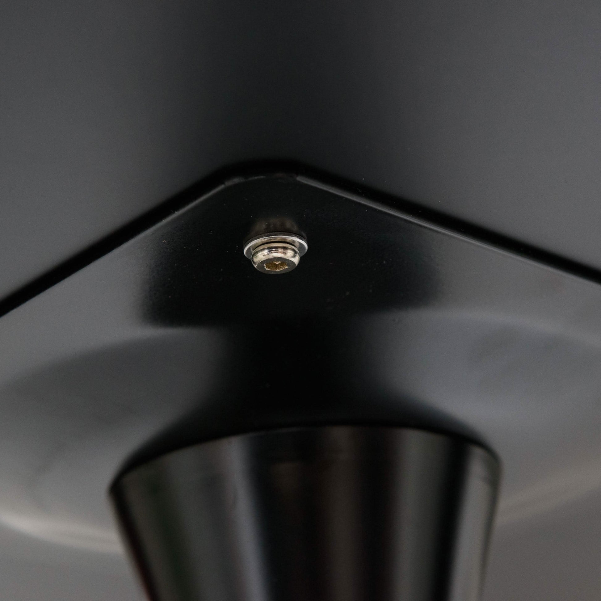 LeisureMod 5-Piece Dining Set Round Black MDF Dining Table and 4 Acrylic Dining Chairs with Chrome Legs Clear Dining Set Leisuremod