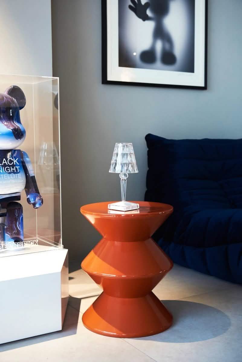 Aura Round Side Table in ABS Plastic With Contemporary Double-Hourglass Design Brown Side Table Leisuremod