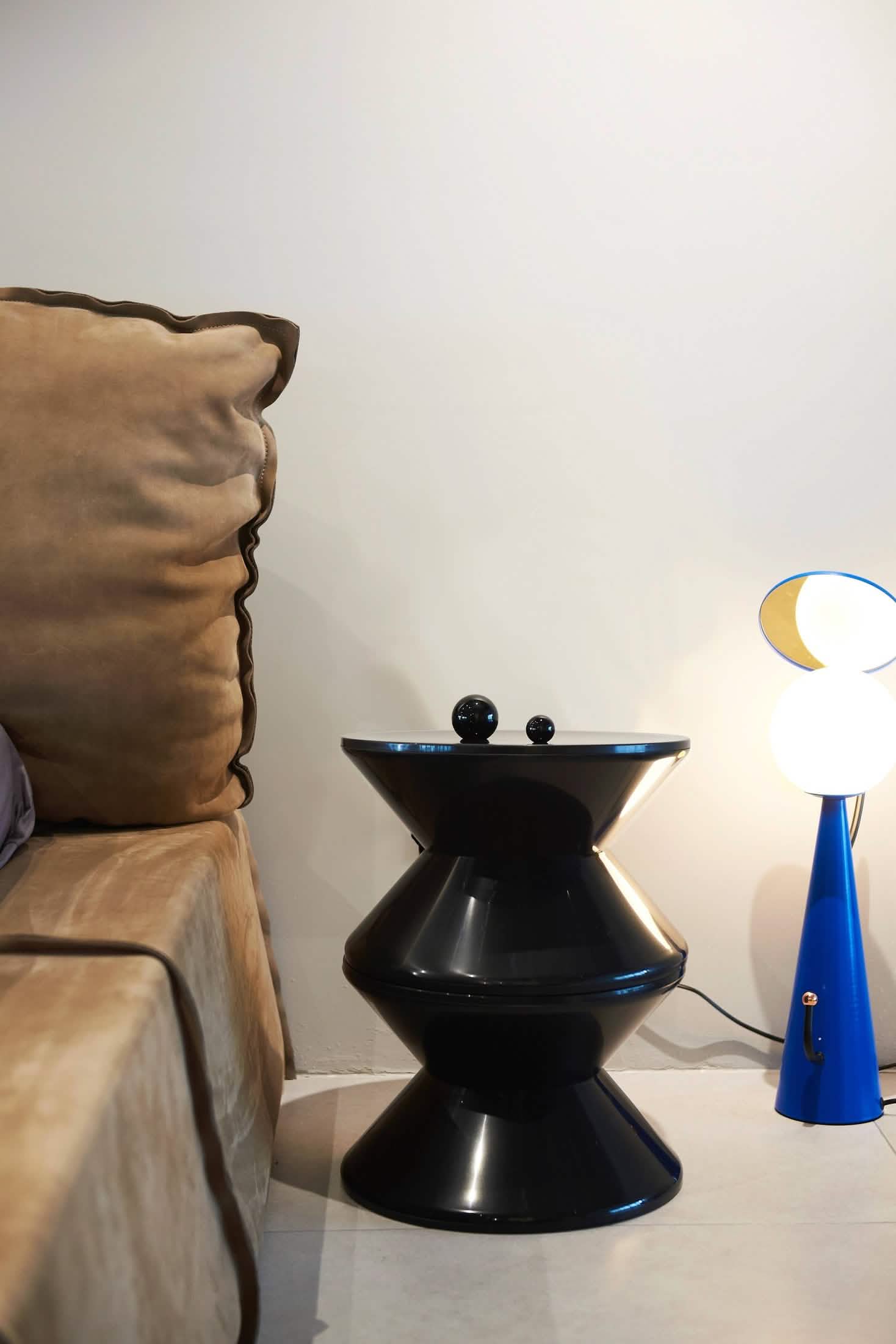 Aura Round Side Table in ABS Plastic With Contemporary Double-Hourglass Design Black Side Table Leisuremod