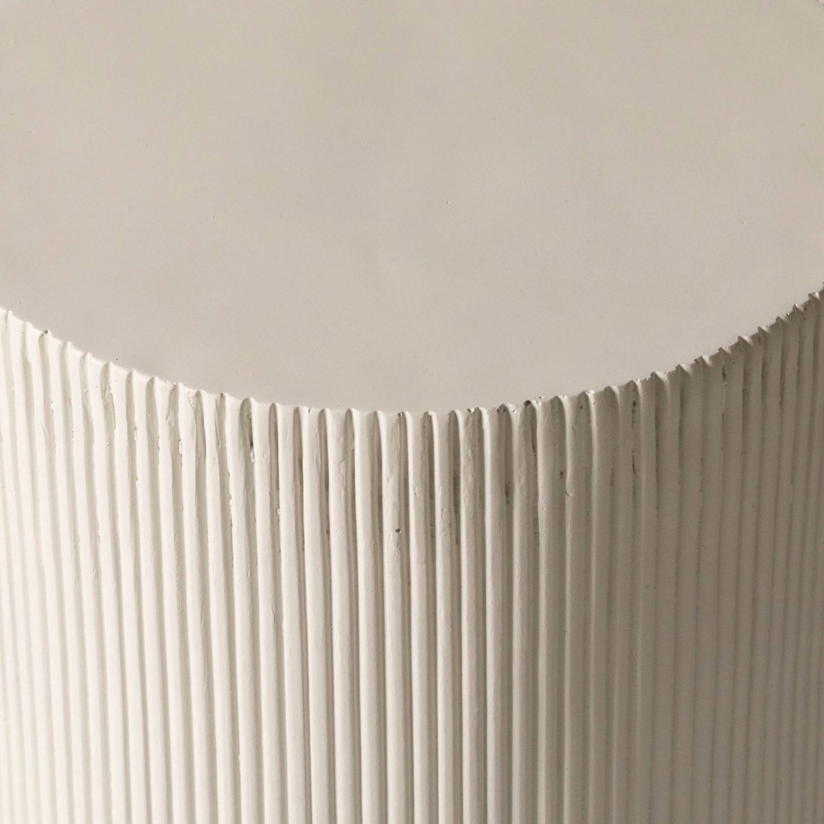 LeisureMod Side Table Eden Series Side Table in Fiberstone Round Accent Table for Home, Living Room, Indoor, and Outdoor