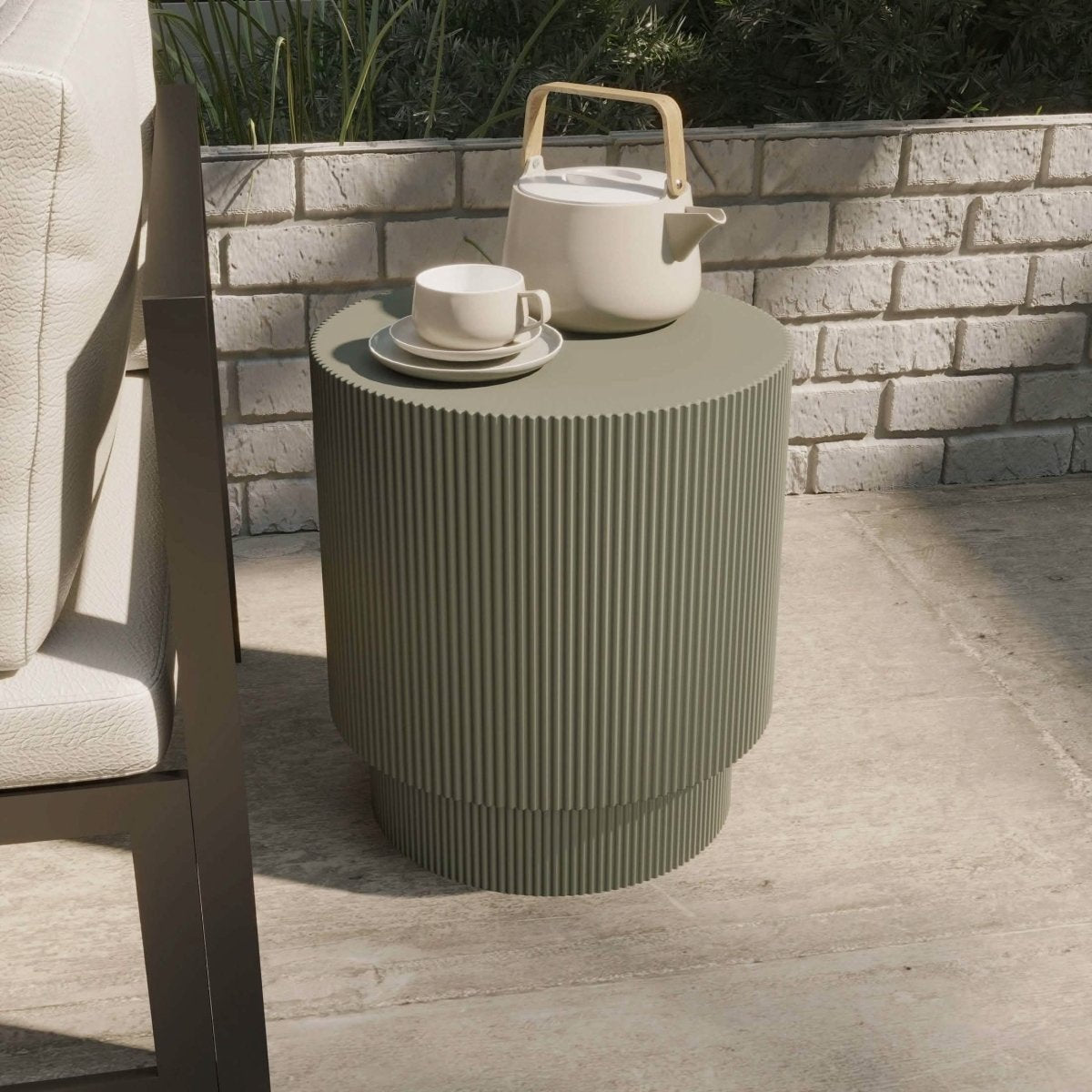 LeisureMod Side Table Eden Series Side Table in Fiberstone Round Accent Table for Home, Living Room, Indoor, and Outdoor